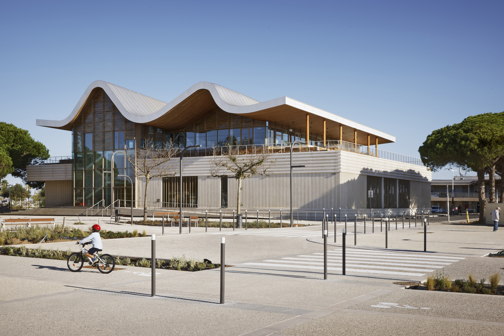 Event Hall L’Agora and Ernest Hemingway Media Library / Ateliers A+-36