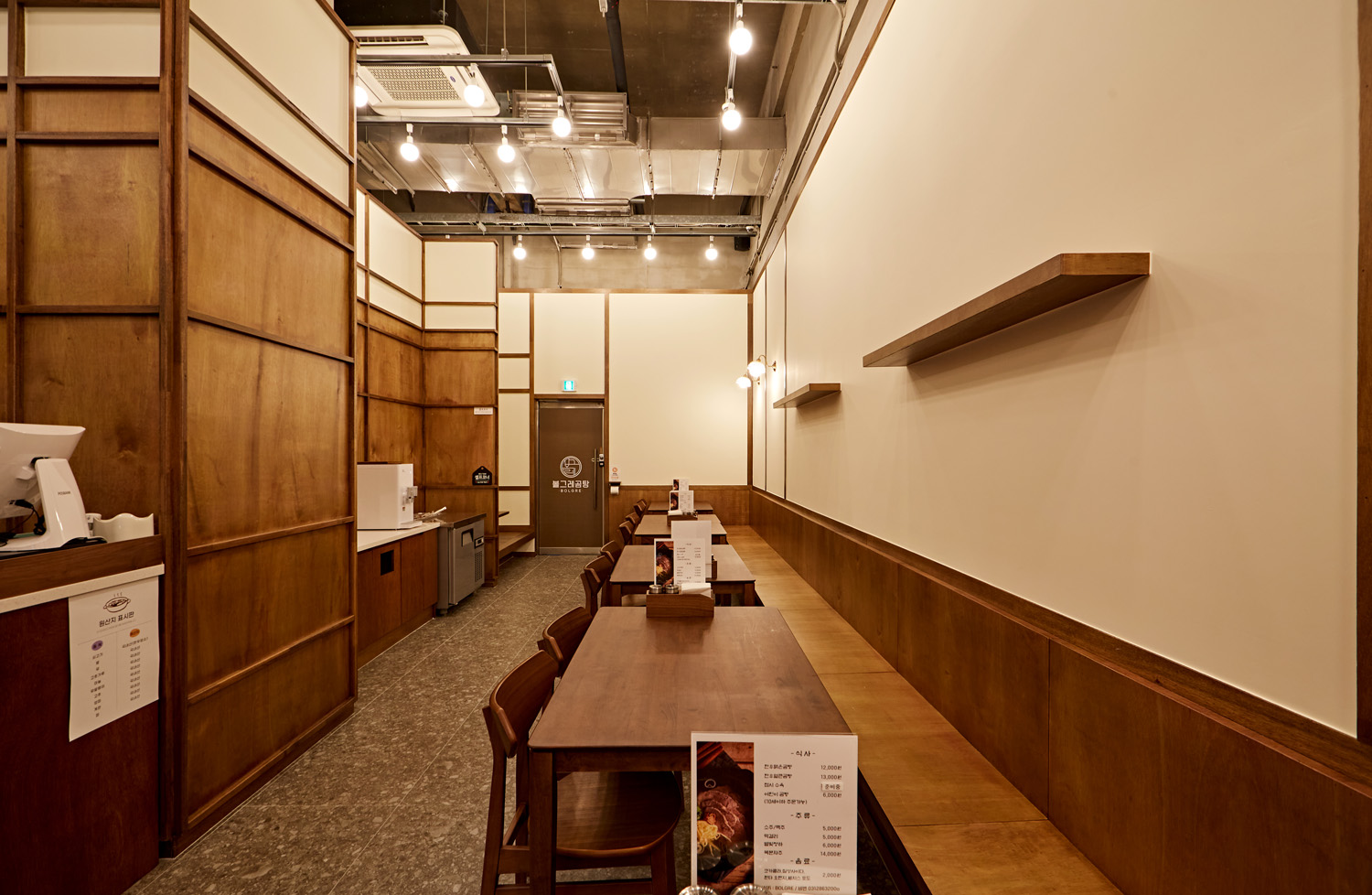 白色与木色交融的极简主义 20 平米小屋设计-8