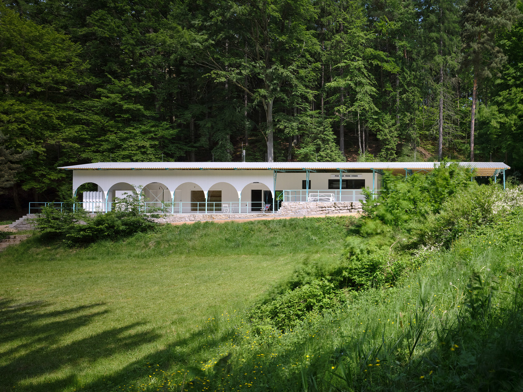 森林泳池,捷克丨Mjölk architekti + Marie Vondráková-16