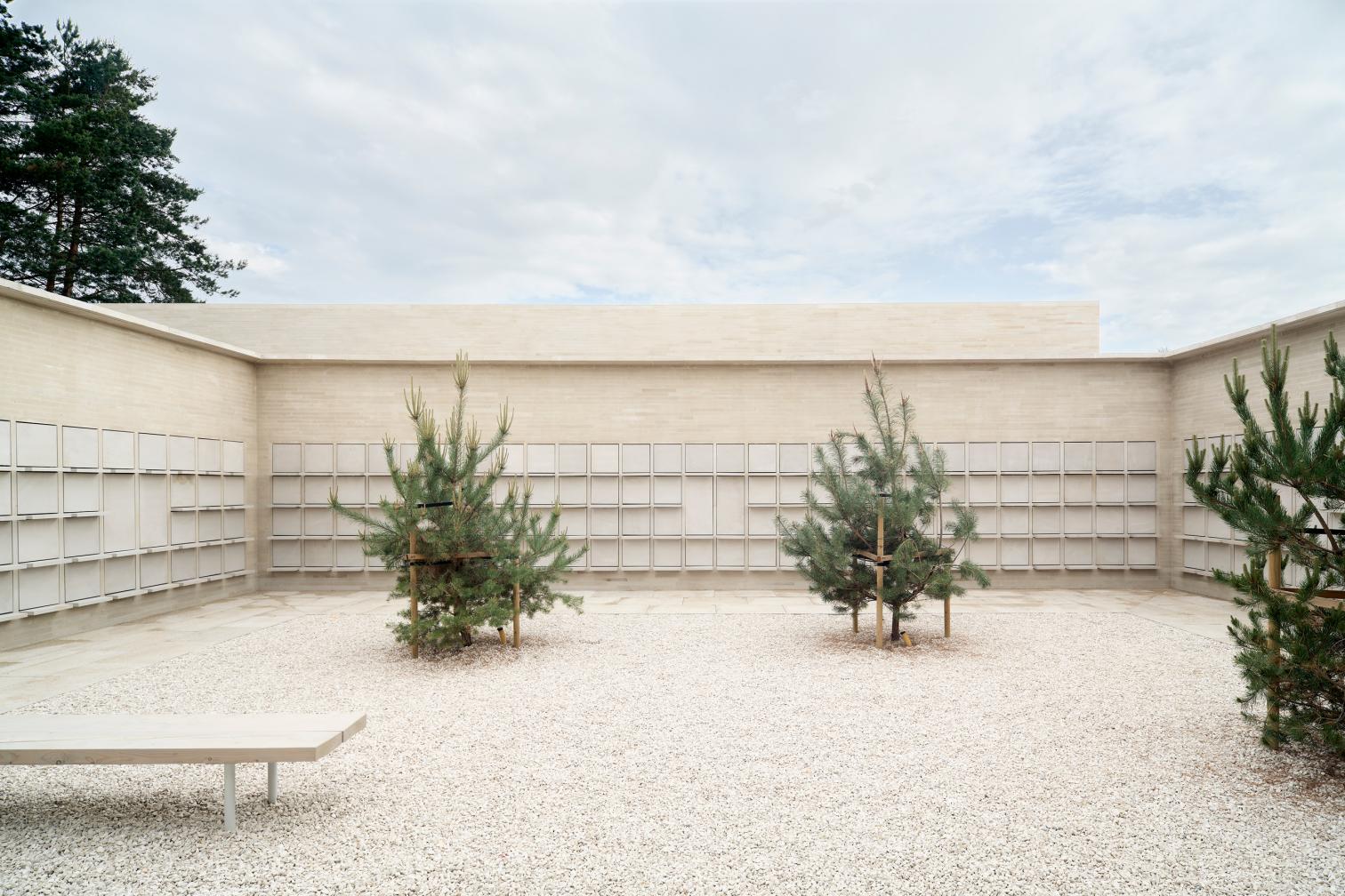 Complejo de columbarios en el cementerio municipal de Radom-16