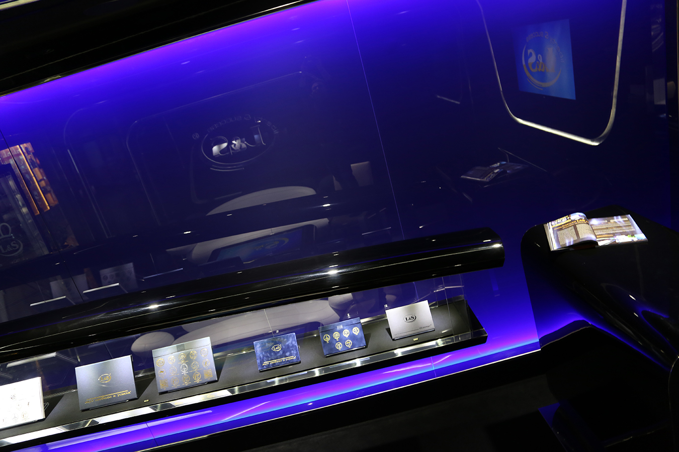 乌克兰科技未来主义展厅设计-30