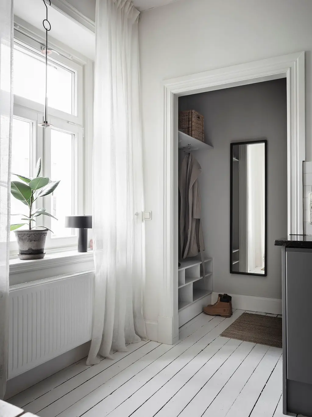 瑞典百年建筑中的温馨家庭公寓设计-12