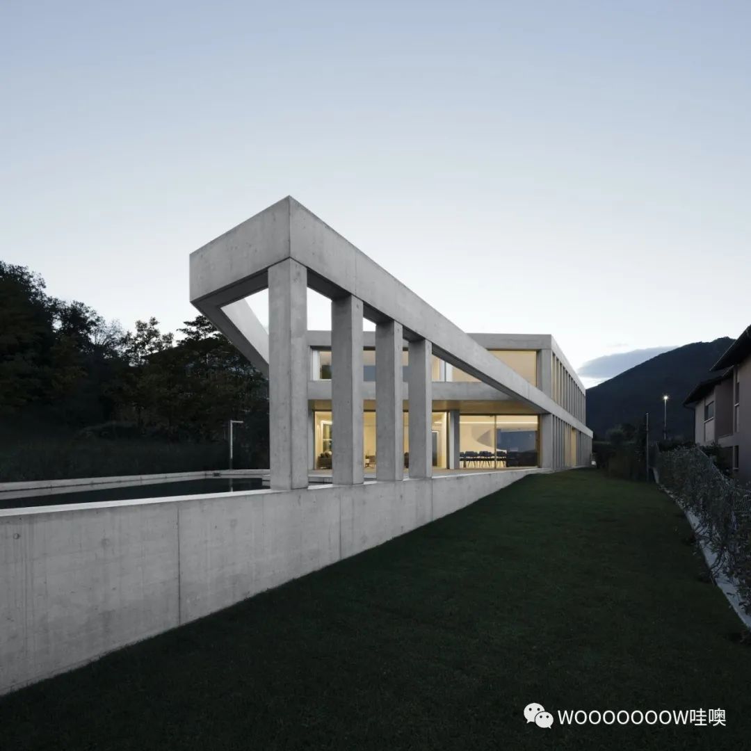 混凝土别墅 | 人居住的墙与弯曲楼梯的创意设计-14