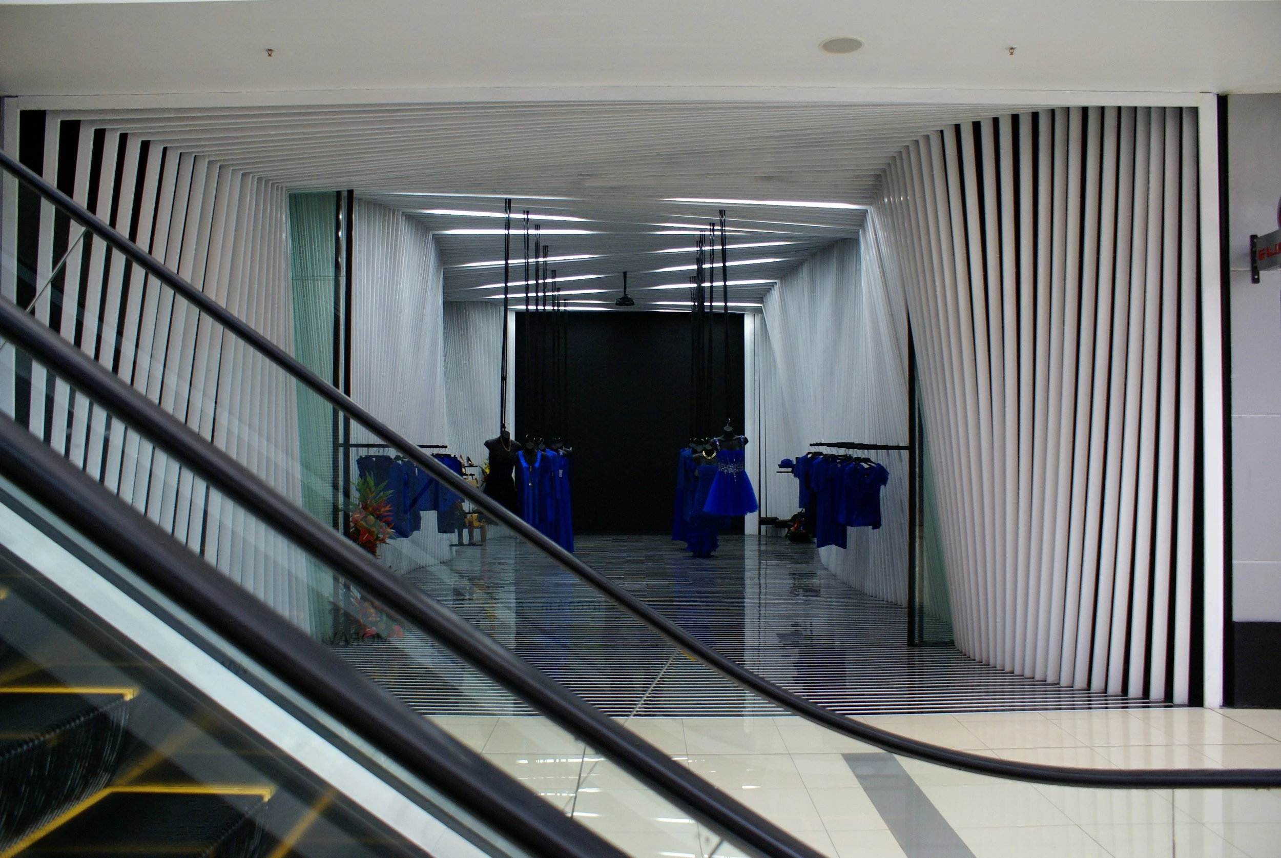 弧形幕布下的服装展示空间-12