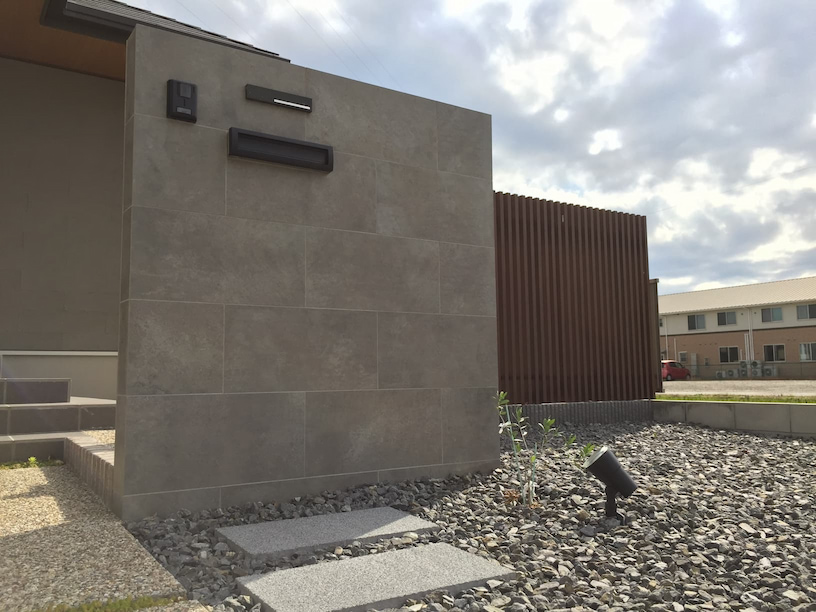 縦格子の目隠しアルミフェンスでプライバシーを確保した外構-15