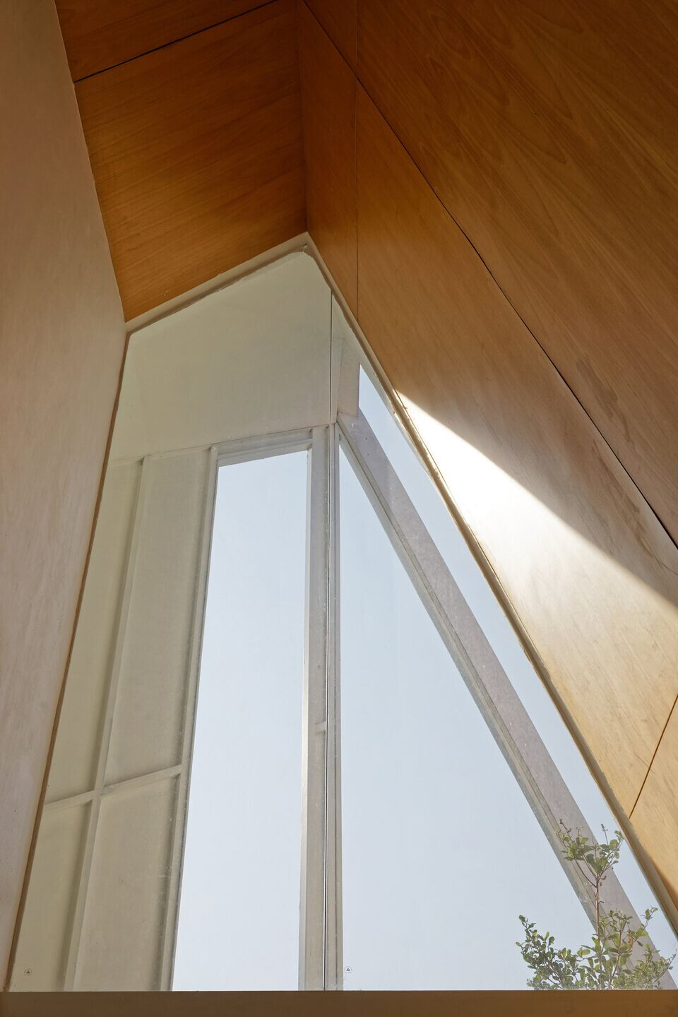 印尼狭地住宅,三角天花板创造宽敞空间-24