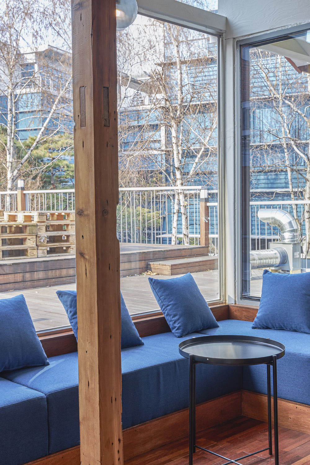 十坪空间里的缤纷色彩盛宴——WAFF 咖啡厅设计-9