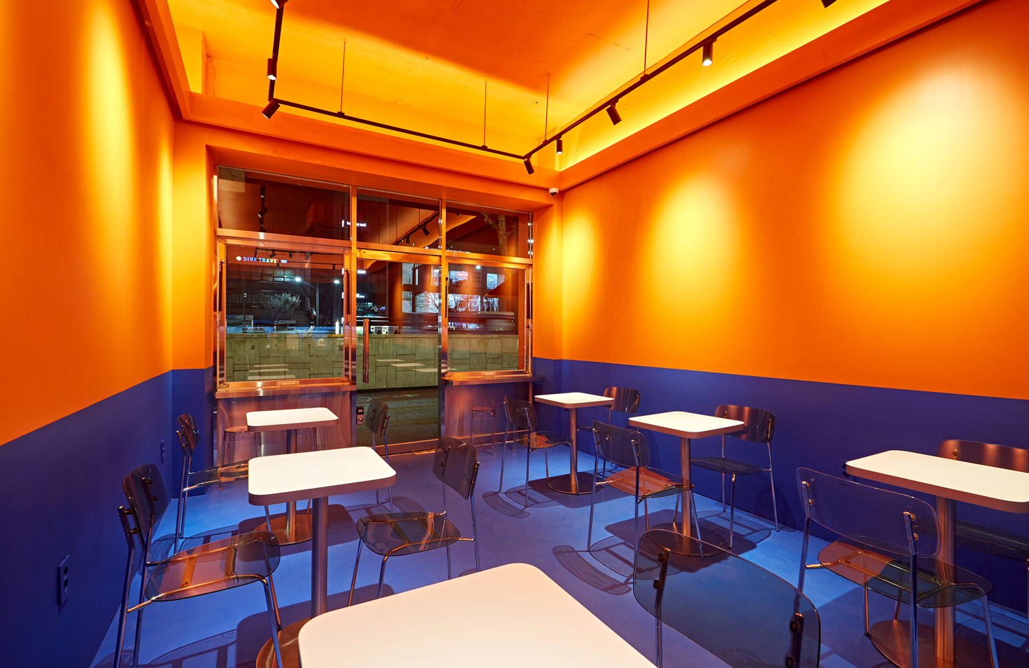 色彩斑斓的咖啡厅 | 迷你咖啡馆的室内设计魅力-9