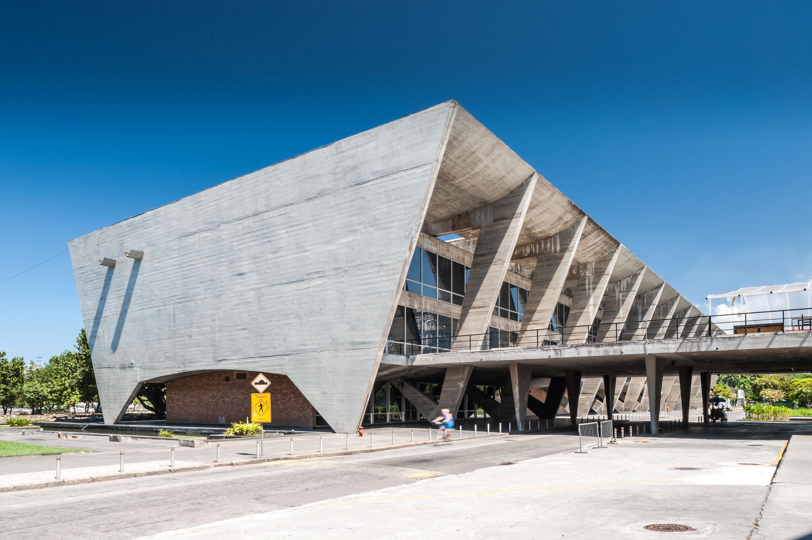 巴西里約熱內盧現代藝術博物館：建築大師 Affonso Eduardo Reidy 採V形柱列、懸吊樓板，打造現代主義建築經典 | FAM-22