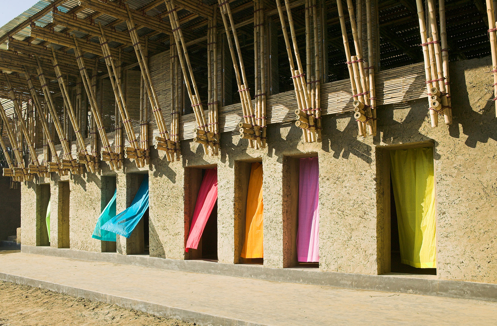 孟加拉国的现代教育培训学院,手工打造的传统学校 / Studio Anna Heringer-7