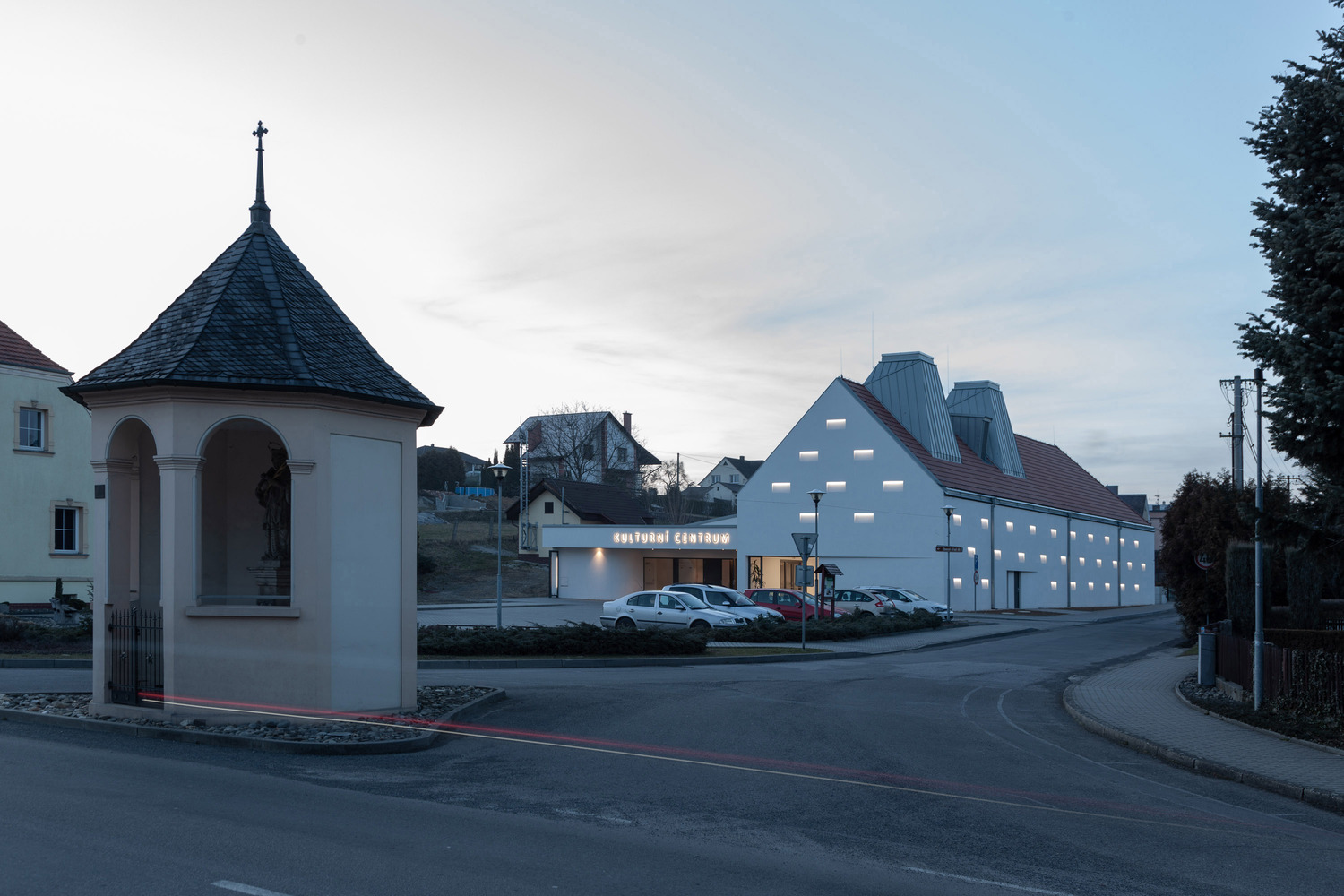 捷克 Píšť信息文化中心 · 白色几何建筑的公共空间创新-39