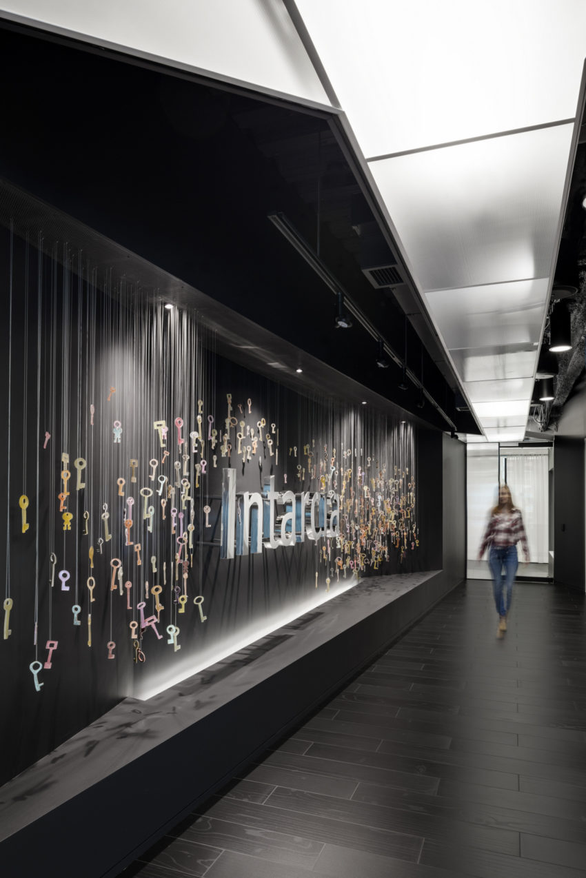 Flexible and brand new Intarcia Offices created by ACTWO to take advantage of light and highlight art in the workplace 由AC2创建的灵活且全新的INARCIA办公室，利用灯光和突出艺术在工作场所中的优势-26