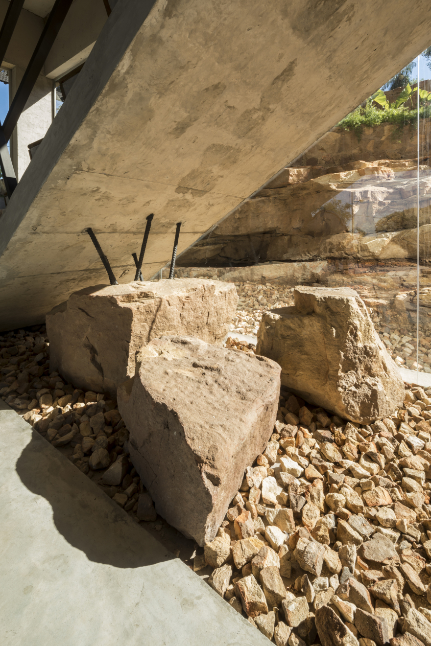 岩石与水的交融——Peak House 别墅设计-20