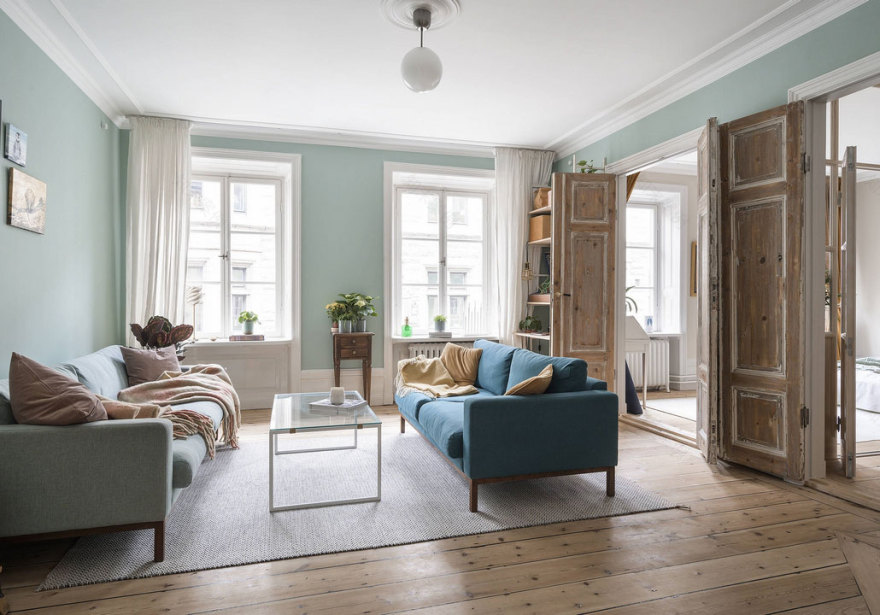 斯德哥尔摩蓝色墙壁与复古木门的时尚公寓-3
