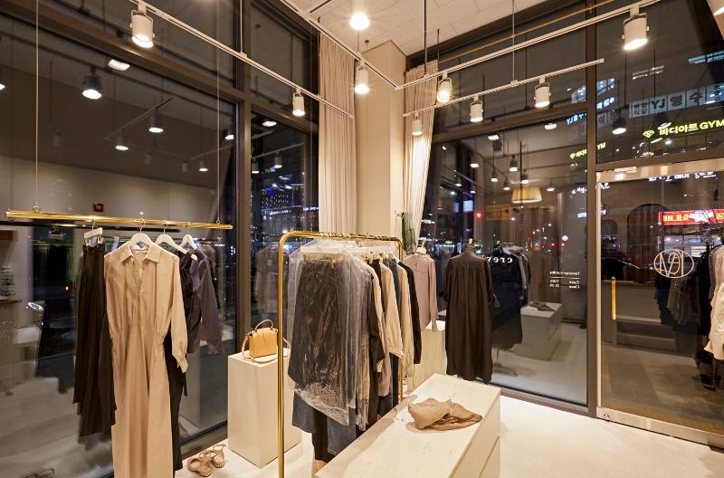 简约时尚的六平米服装店设计-6