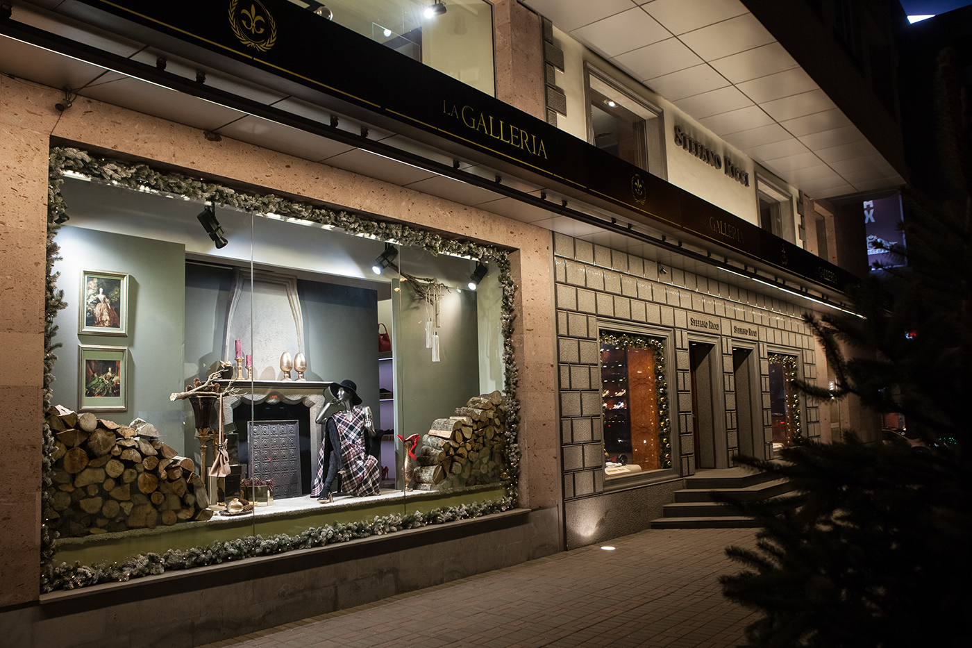 Anastasiya Gushchina丨服装店丨LaGalleria Christmas 2015 Window Display-0