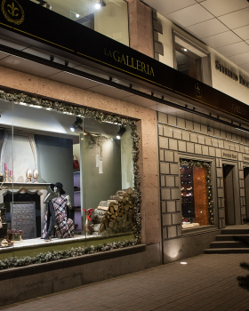 Anastasiya Gushchina丨服装店丨LaGalleria Christmas 2015 Window Display