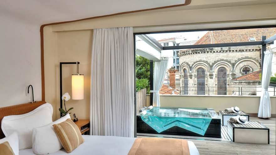 戛纳五海酒店·钢铁与时尚
注:Five Seas Cannes推测是一个酒店名称,按照常见的命名方式翻译为戛纳五海酒店 丨法国-40