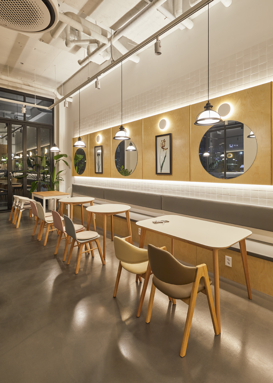 20 平米现代简约咖啡厅设计 | 温馨白与质感原木-12