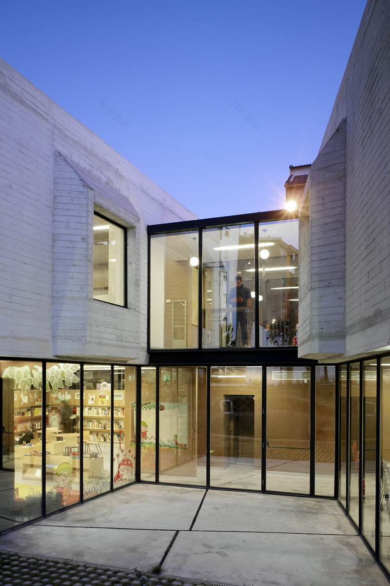 曼努埃尔·阿尔托拉吉雷图书馆-10