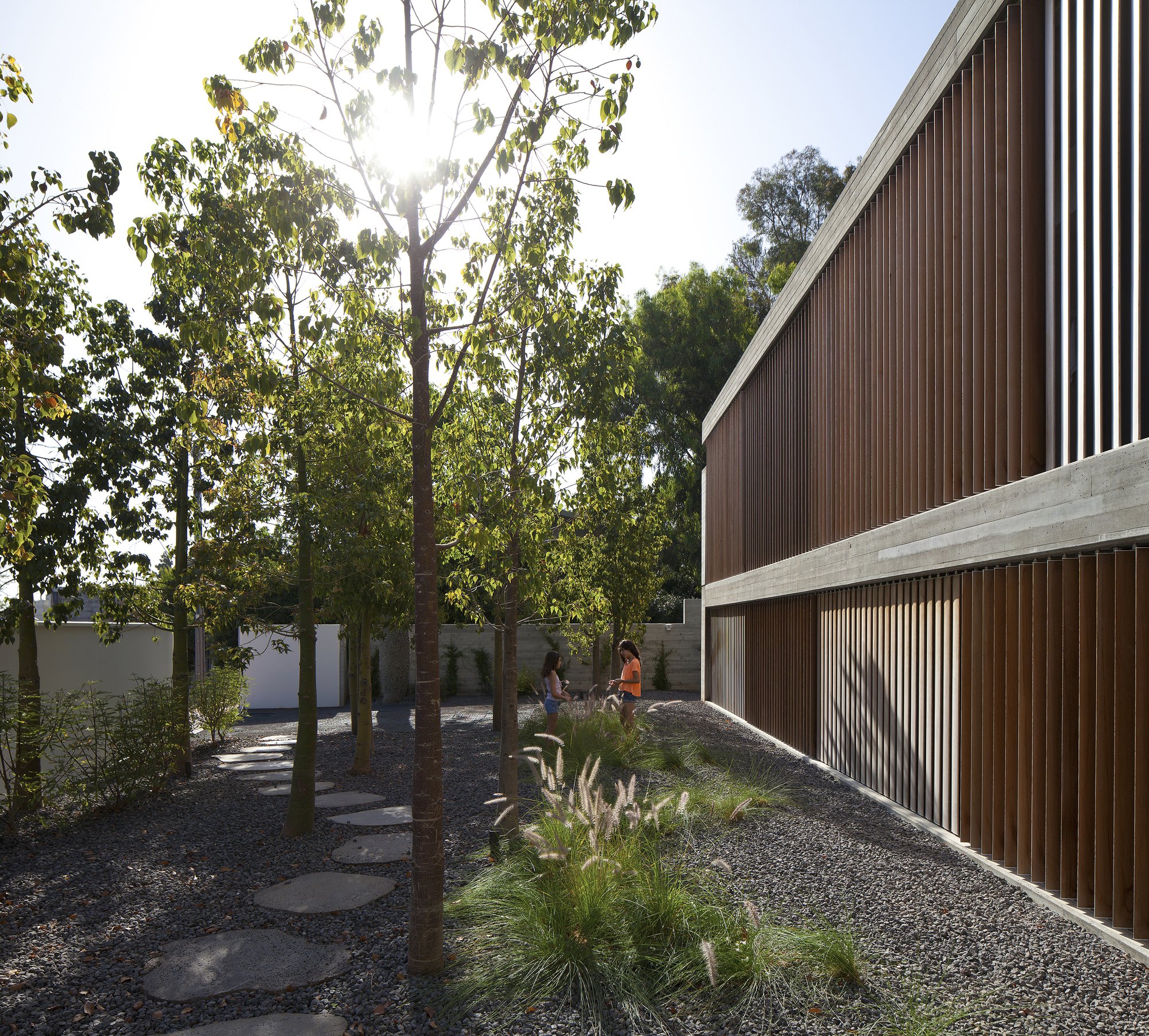 混凝土与原木的现代空灵别墅-21