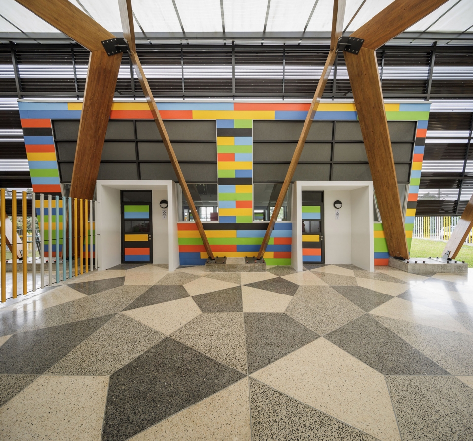 哥斯达黎加偏远公立学校 | 多彩环保的木构建筑-20