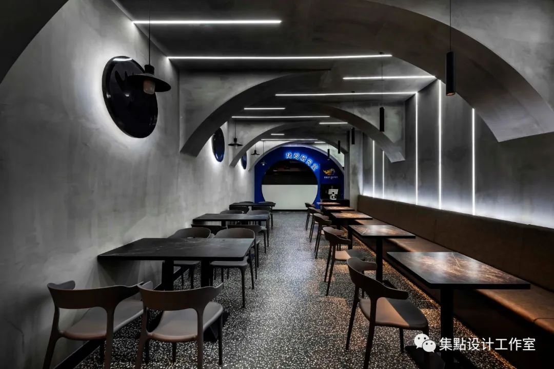 遵义老炮深夜烤鸡,炭火竹签构建美食空间-8