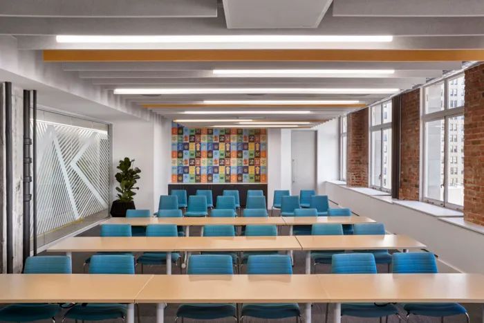 将色彩作为实用的导向辅助，更敏锐地表达了公司的年轻精神-7