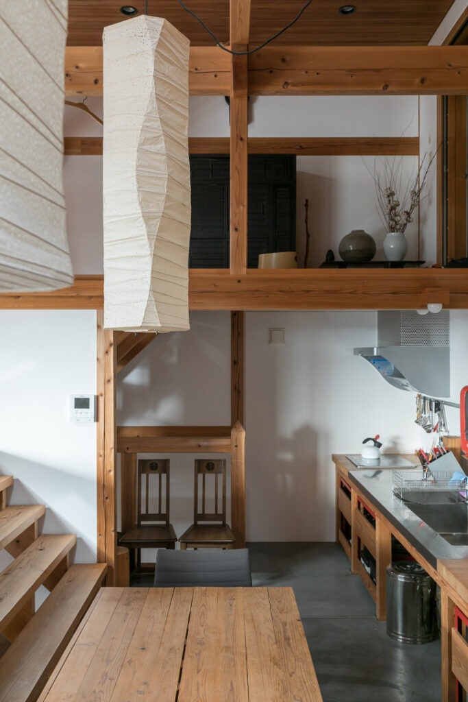 新月に伐採した木で造る家 洞窟で暮らす安心感と、森の力に共感する住まい | Architecture | 100%LiFE-1