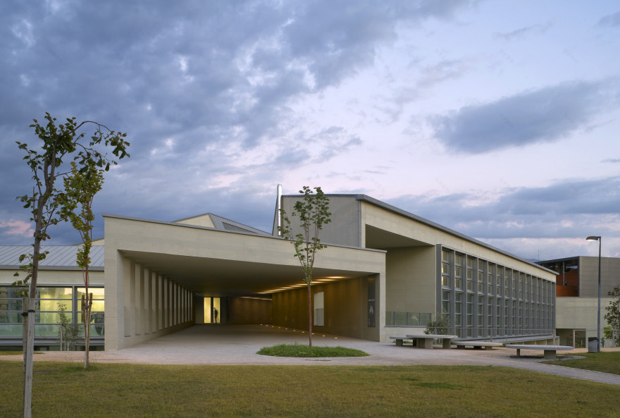 格兰纳达大学学习中心 · 有机形态的多功能空间-11