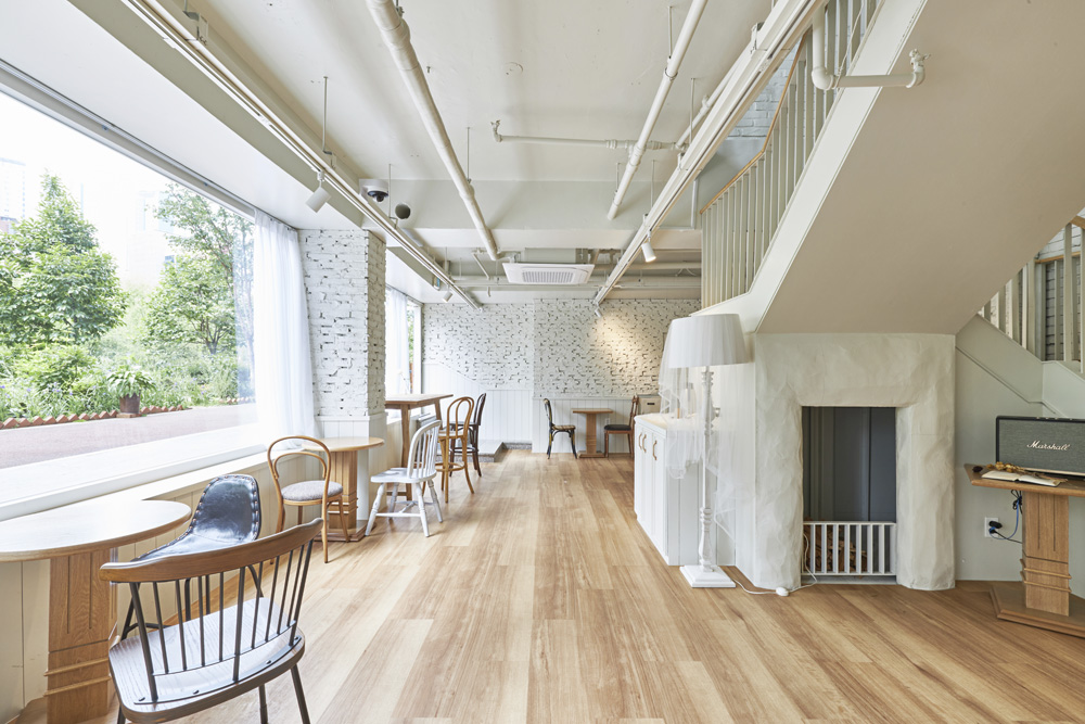 白色木纹打造舒适 50 平咖啡厅空间-6