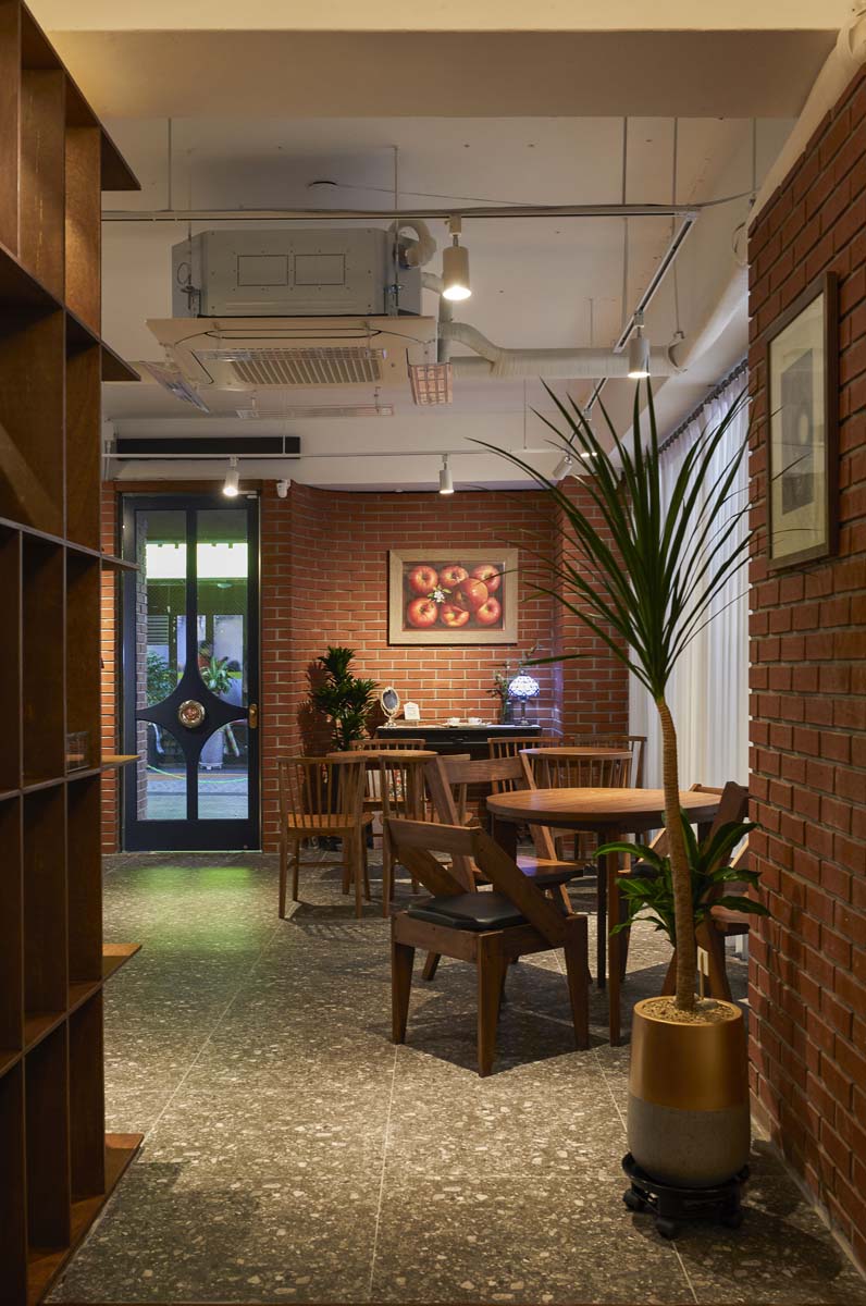 现代简约 22 平米咖啡厅，大理石与木头的温馨空间-13