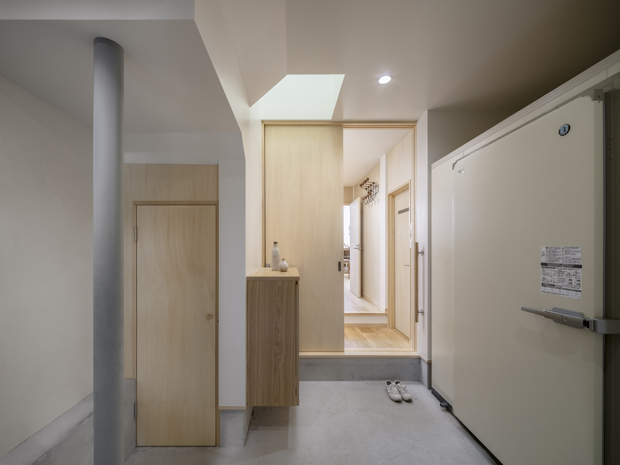 A House, Resident and Milk Delivery Service  / Meguro Architecture Laboratory-28