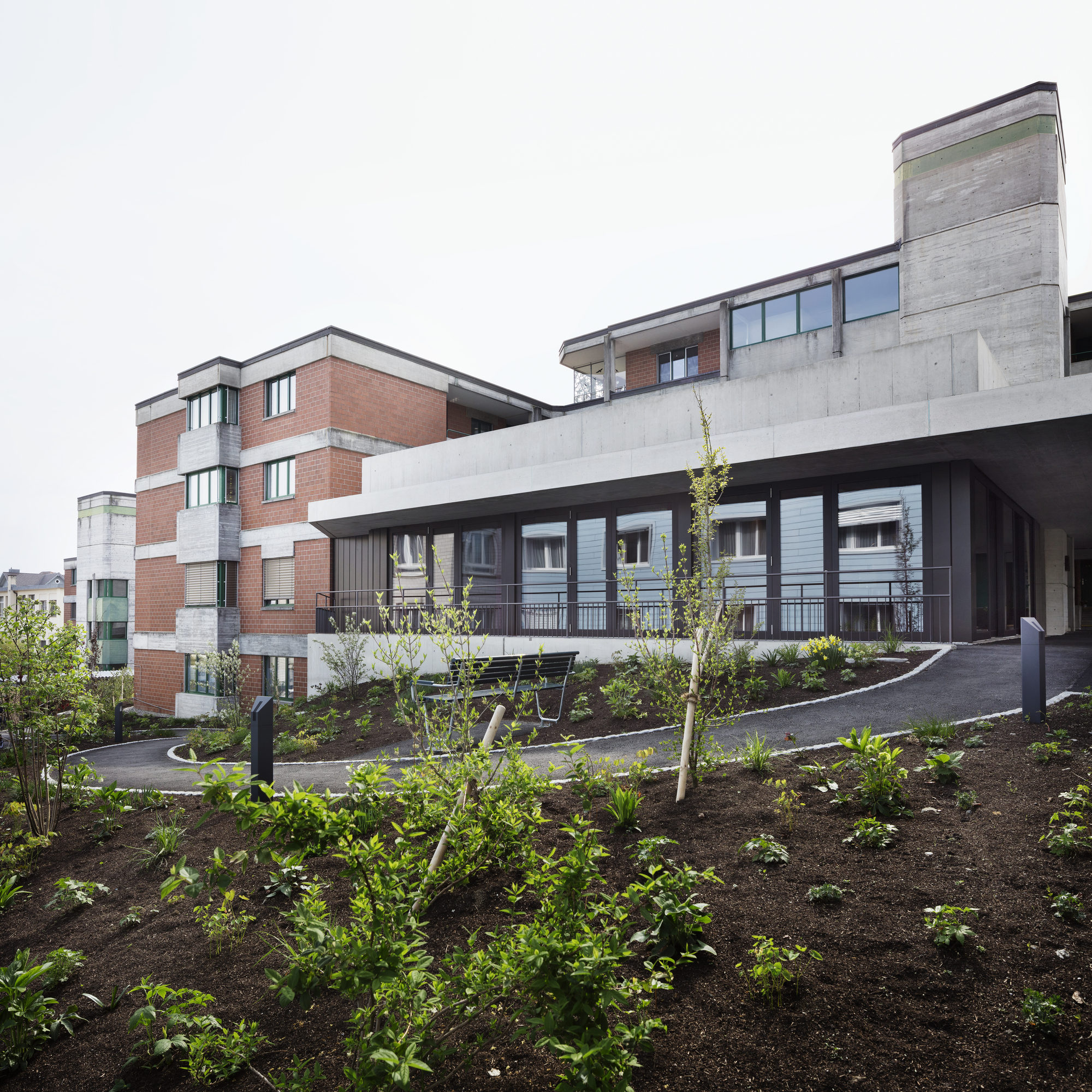 瑞士养老院扩建项目融入社区，呈现温馨室内空间-16