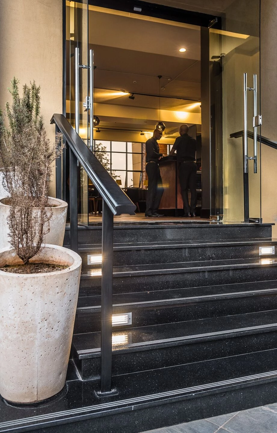 纽约风格餐厅设计，展现红砖、皮革与黑白的魅力-31