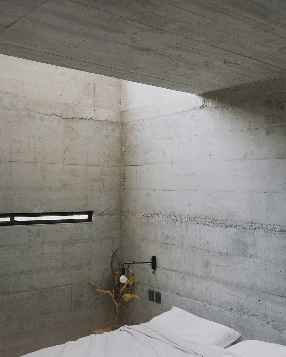 阿尔费雷斯之家 | 混凝土金库守护森林中的浪漫露台-42