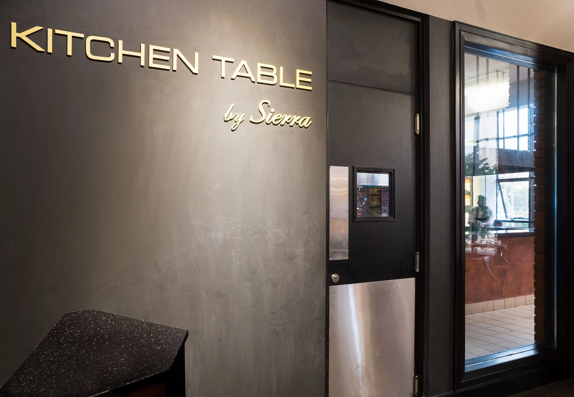 纽约风格餐厅设计，展现红砖、皮革与黑白的魅力-30