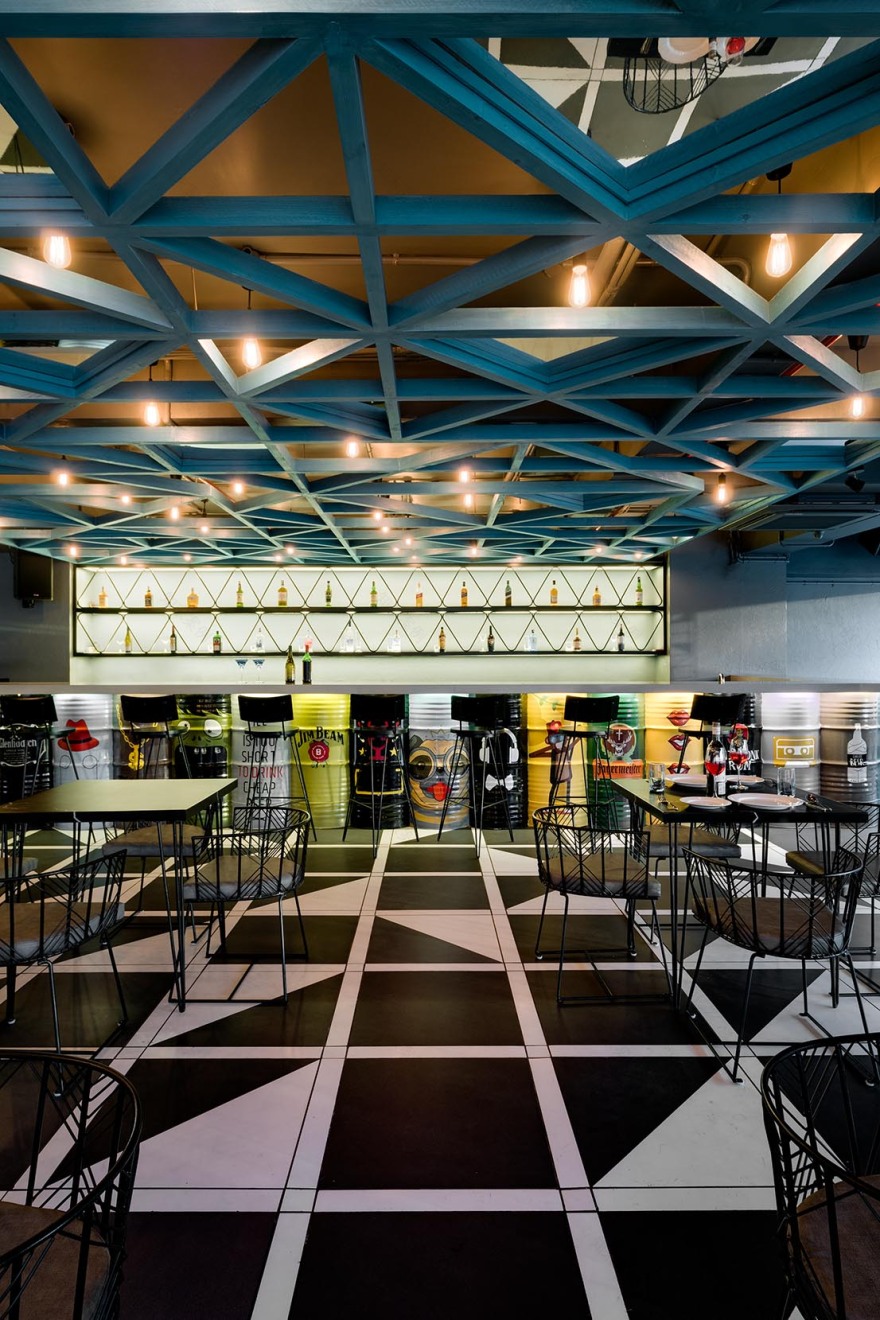 破壁而出 · 废旧材料打造的创意餐厅-10