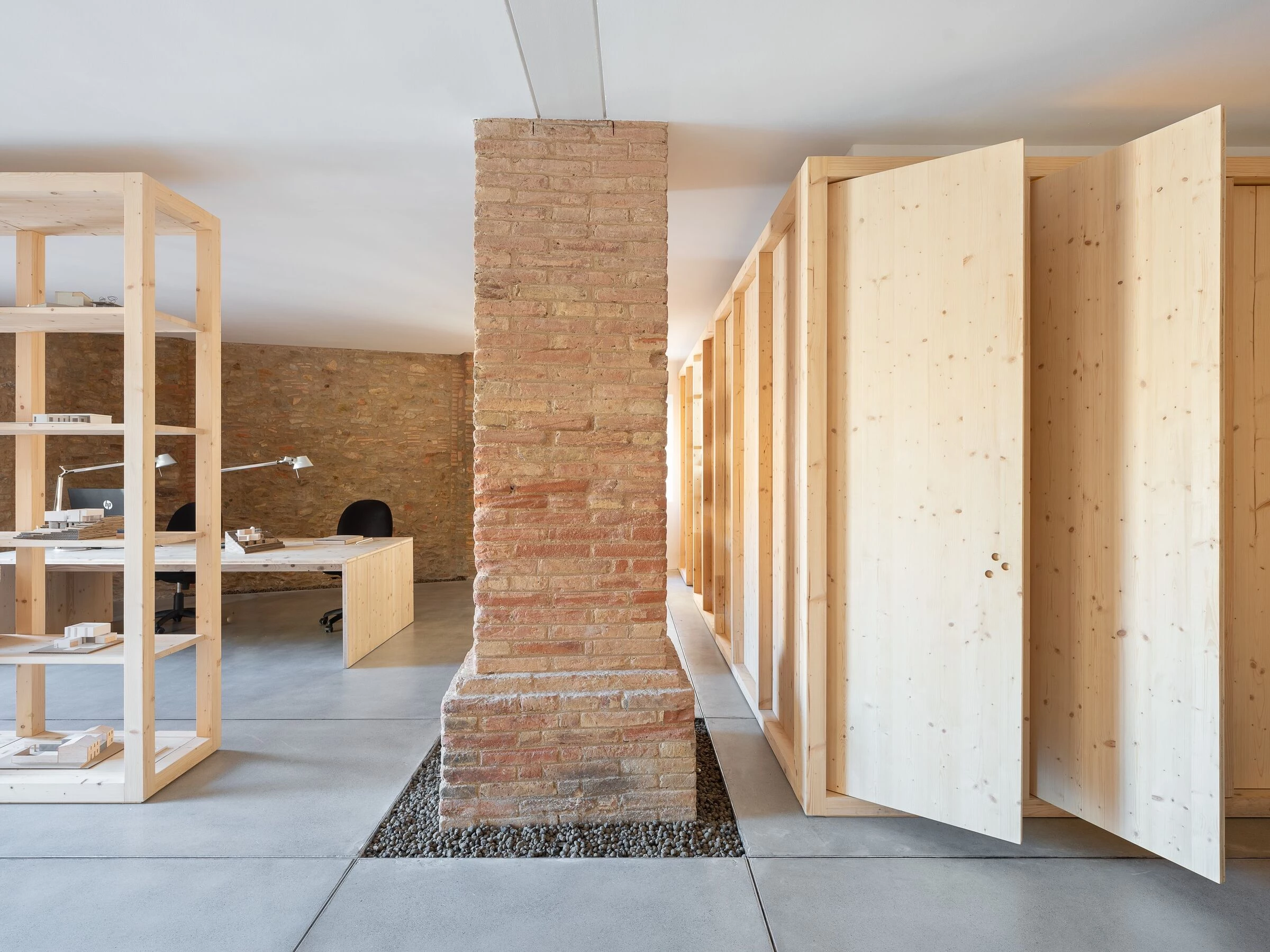 旧仓库新生 · Nordest Arquitectura 打造西班牙古村办公室-31