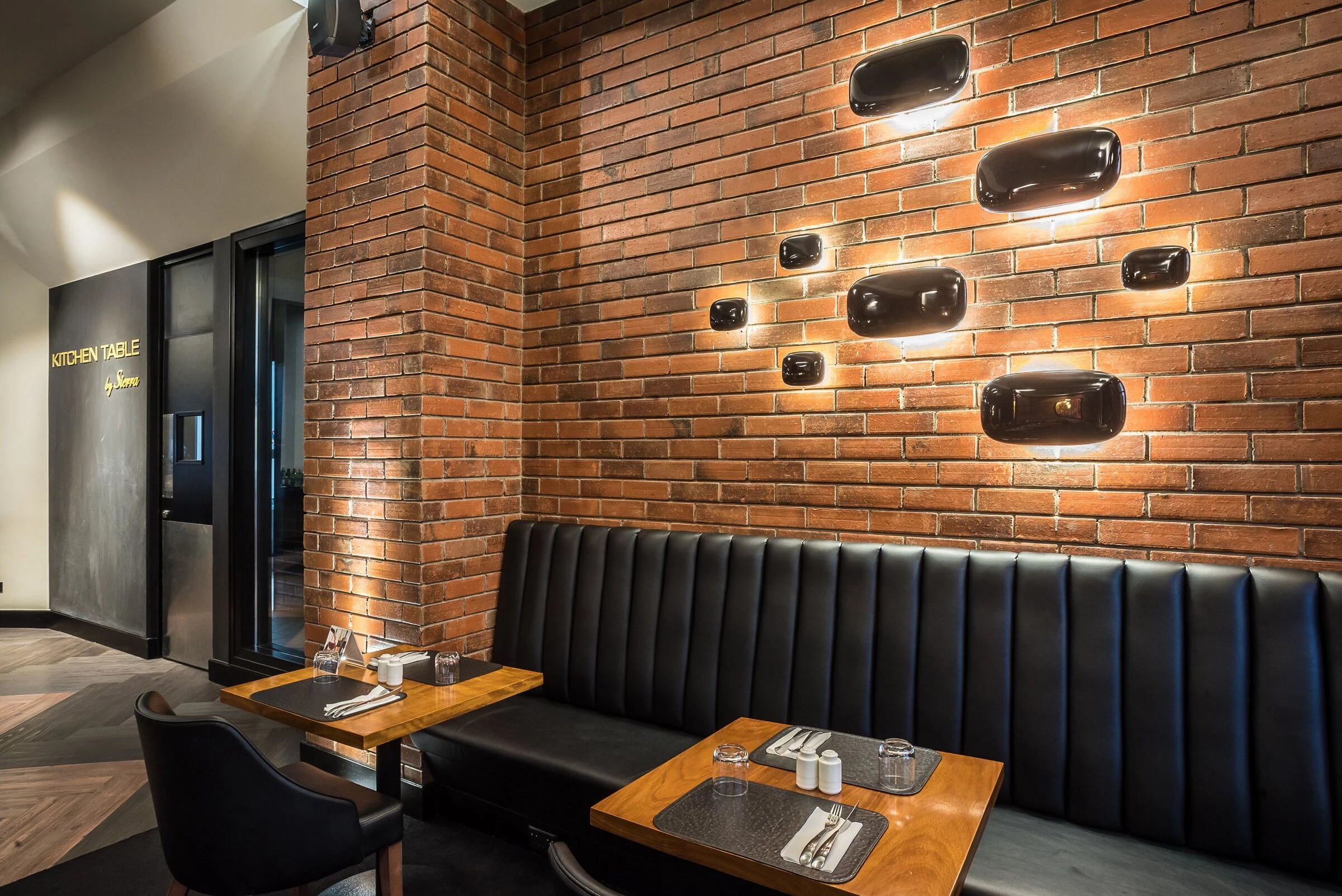 纽约风格餐厅设计，展现红砖、皮革与黑白的魅力-32