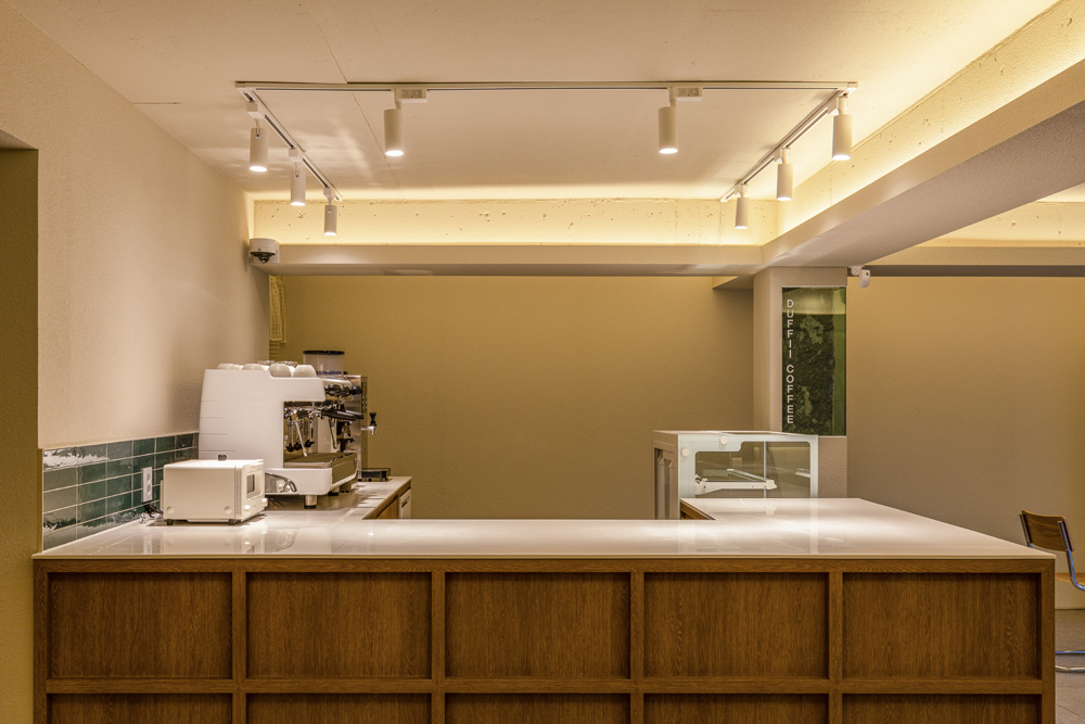 温暧的 18 坪咖啡厅设计 | 白色与木质的温馨空间-14