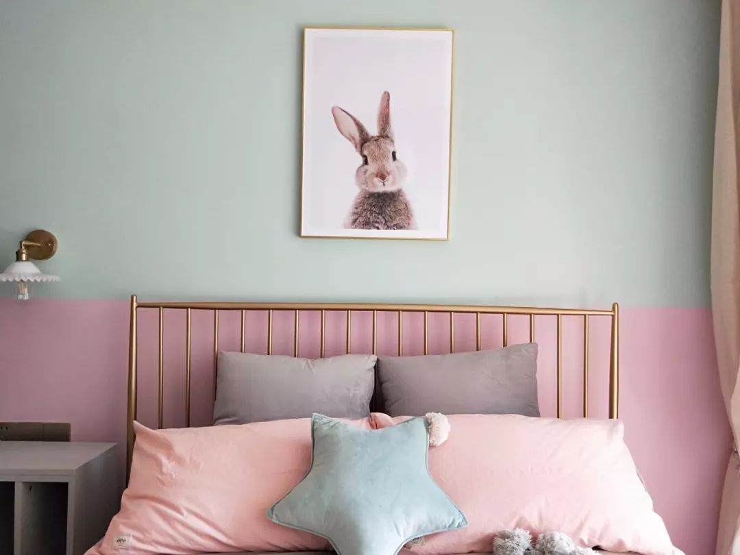 轻奢风卧室设计，黄铜色床铺打造高档氛围-16