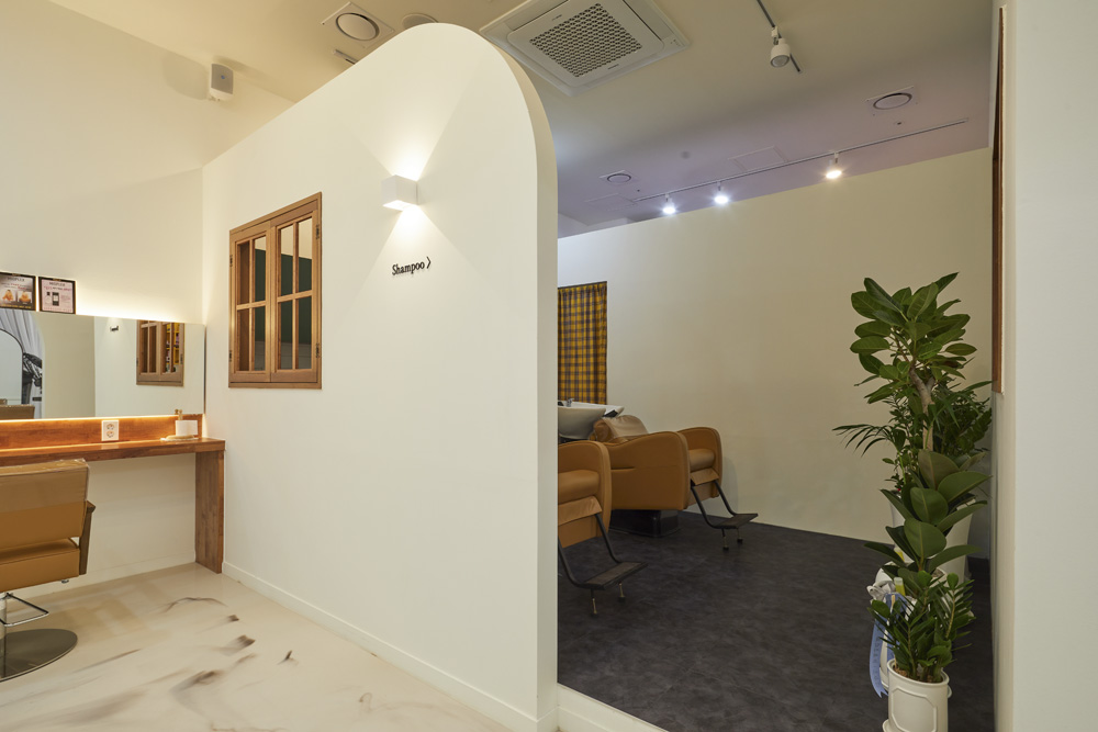 简约时尚的 24 平米美妆店设计-9