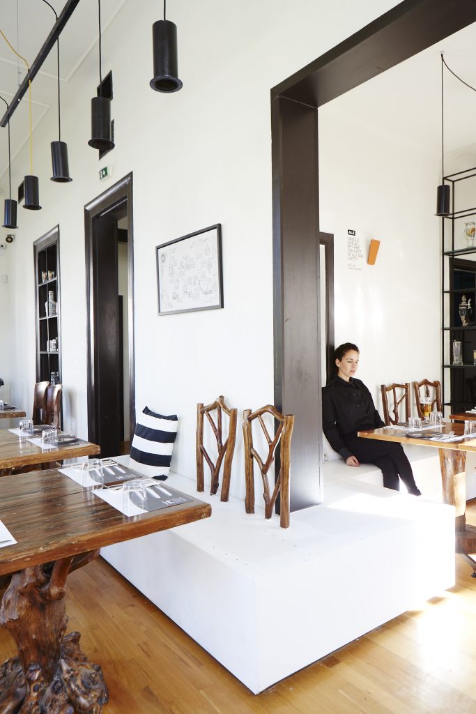 七大美食罪 gastro酒吧（注：gastro一般指融合传统酒吧与高级餐饮特色的风格，直接中文难有完全对应简洁词汇，保持gastro也算合适；若要一定转译，可翻译为美食小馆 ，这里保留gastro更能传达特色且符合场所命名规律） 

更为推荐的纯翻译表述：七宗美食罪美食小馆 丨希腊雅典丨Elina Drossou,Efi Malandraki-19