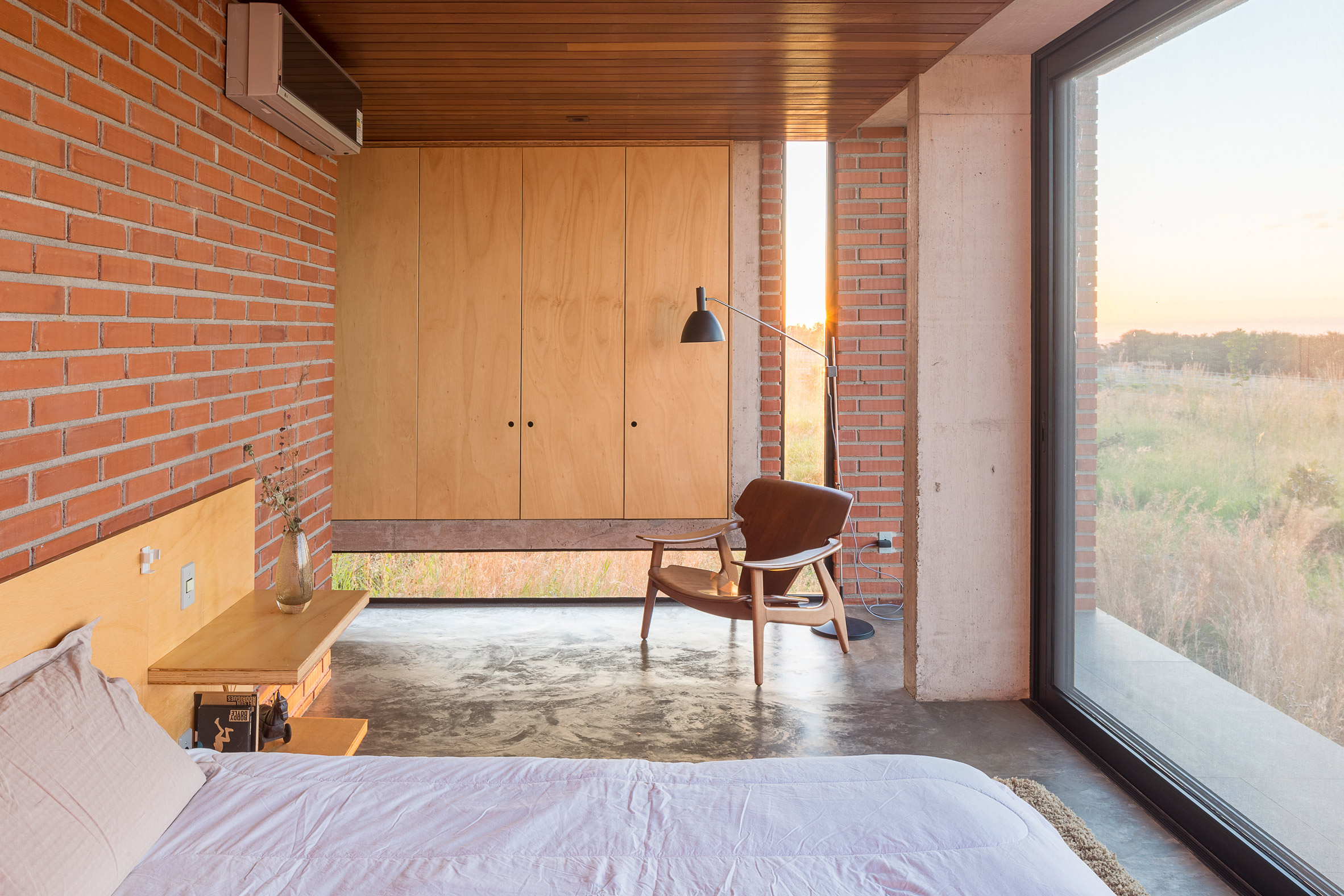 Concrete frame cradles brickwork walls of Bloco Arquitetos' rural Brasília residence-21