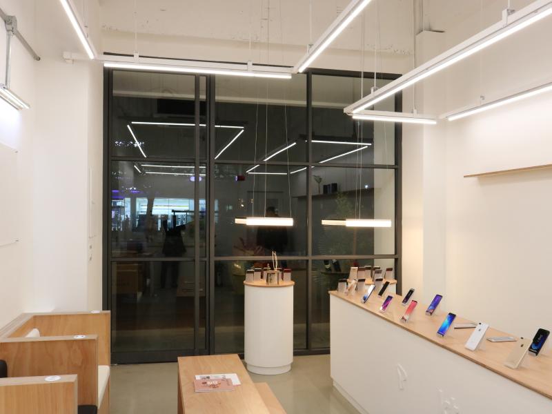 1996 年电信商店化繁为简的室内设计-6