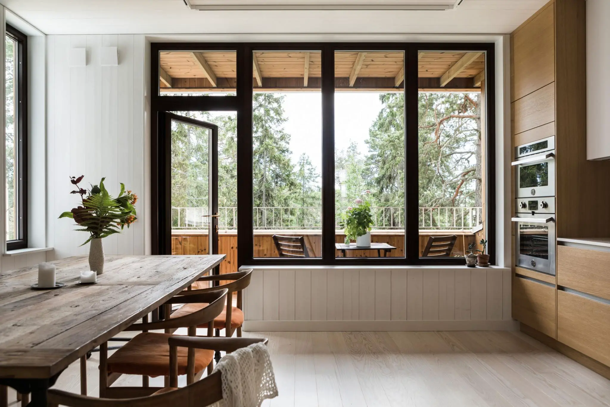 现代木质别墅的屋顶露台与极简内饰设计-3