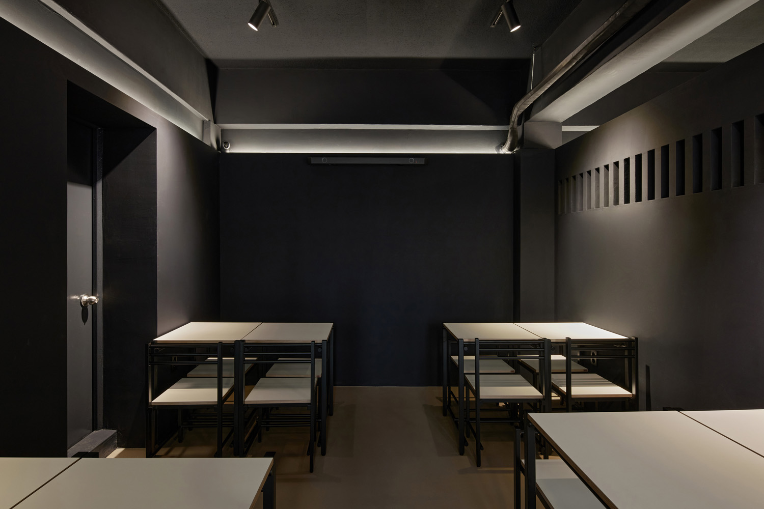 11 平卡普蒂尔，高级黑打造精致室内空间-12