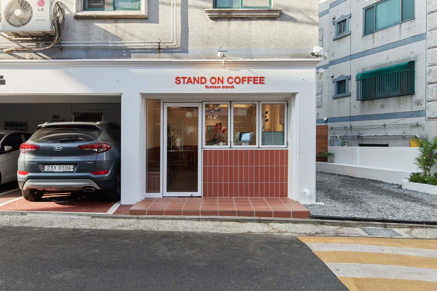 白色与木质，打造极简咖啡厅之美-2