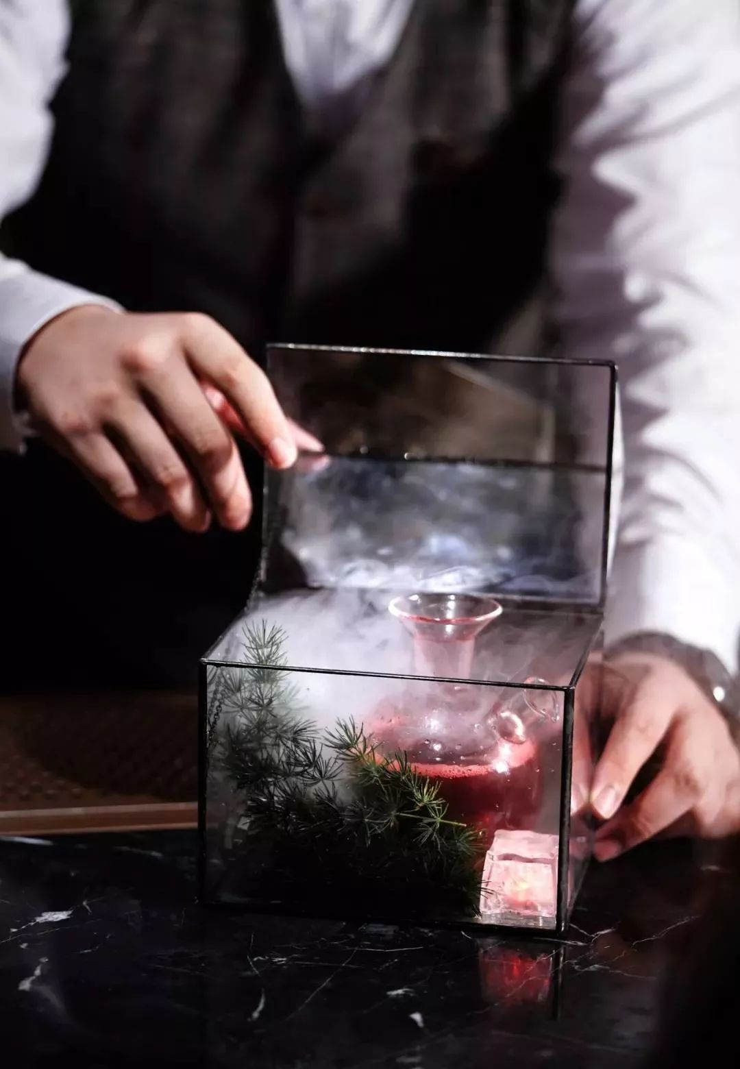 奈雪“黑化”开酒吧了？这设计女生来了就不想走！-44